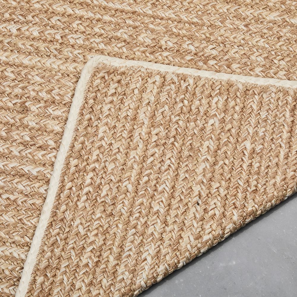 Outdoor woven outlet rug